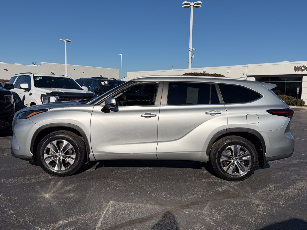 Used 2024 Toyota Highlander XLE FWD image 7
