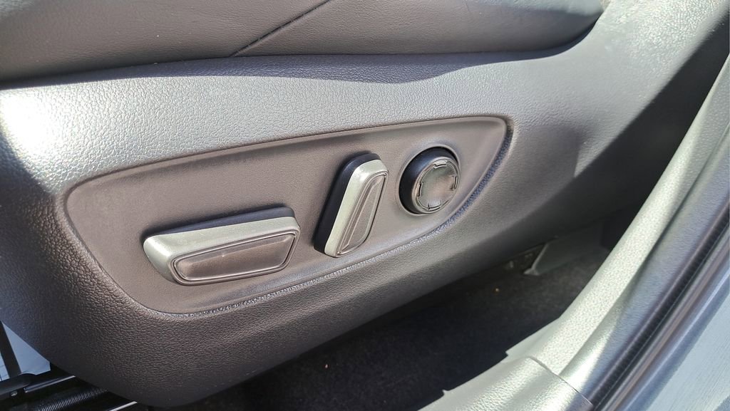 Certified 2021 Toyota Venza Limited image 19