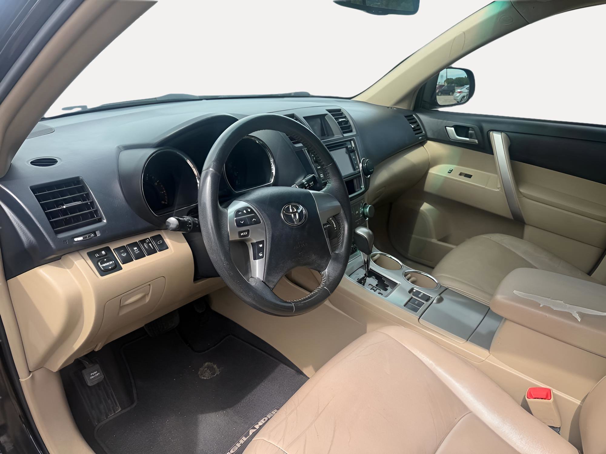 Used 2013 Toyota Highlander SE FWD image 8