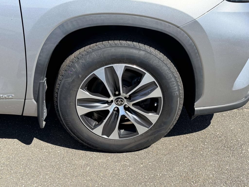 Used 2023 Toyota Highlander XLE AWD/4WD image 10