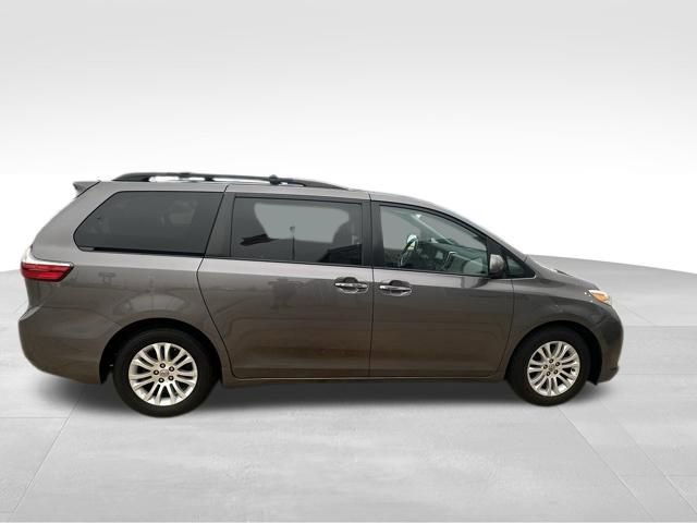 Used 2016 Toyota Sienna XLE w/ XLE Navigation Package image 10