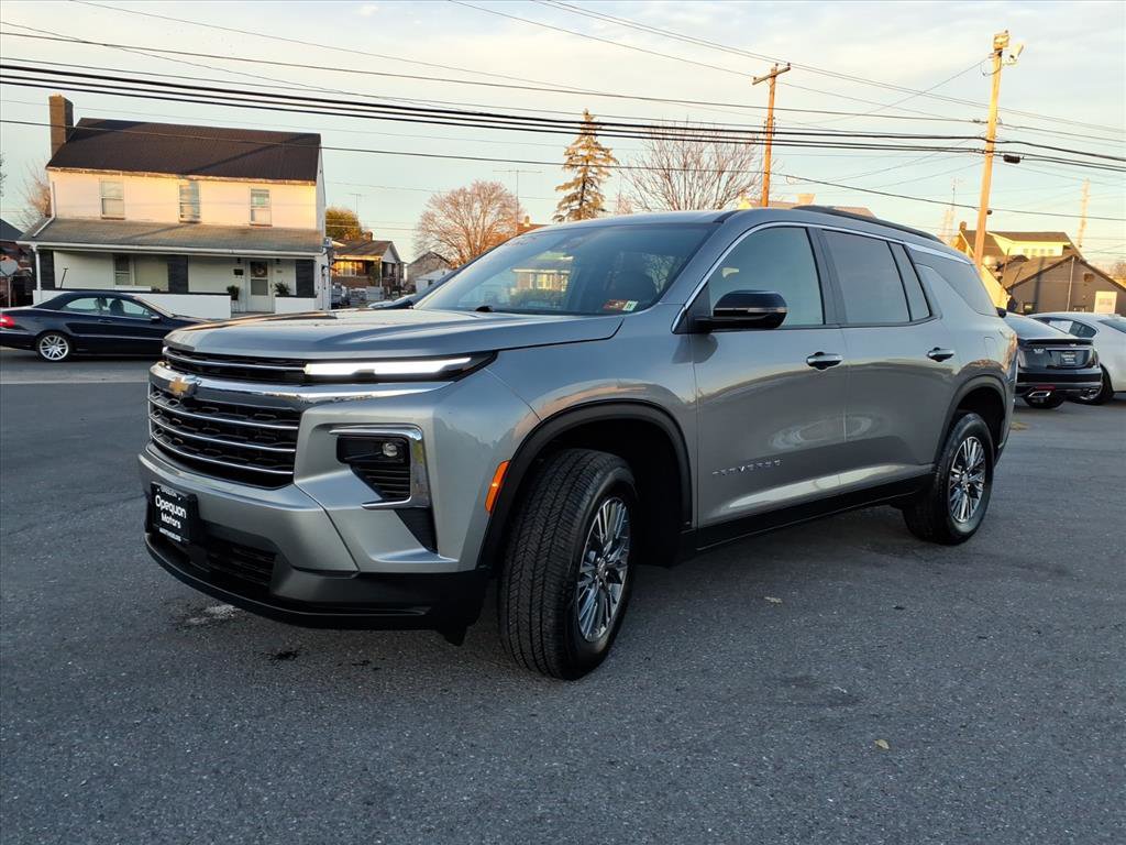 Used 2025 Chevrolet Traverse LT AWD/4WD image 3