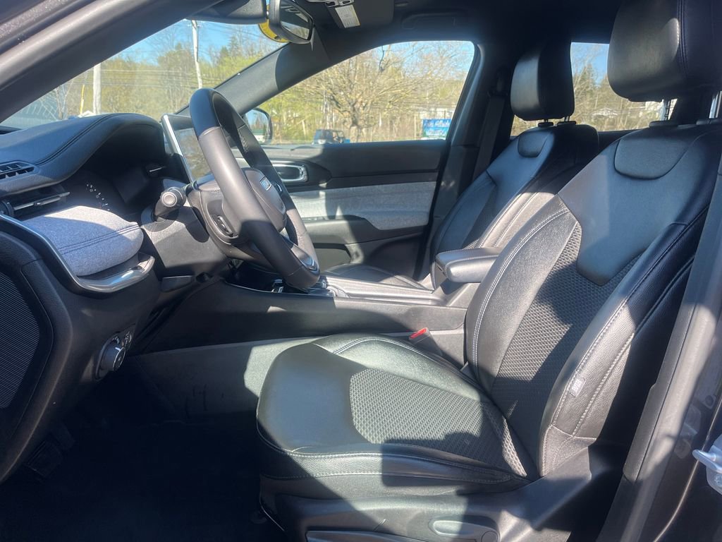 Used 2024 Jeep Compass Latitude AWD/4WD image 17
