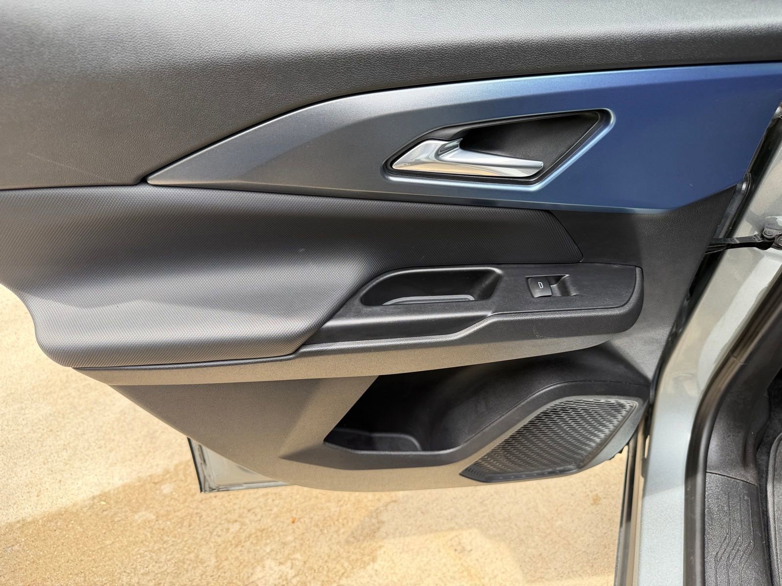 Used 2025 Chevrolet Equinox EV LT w/ Convenience Package FWD image 23