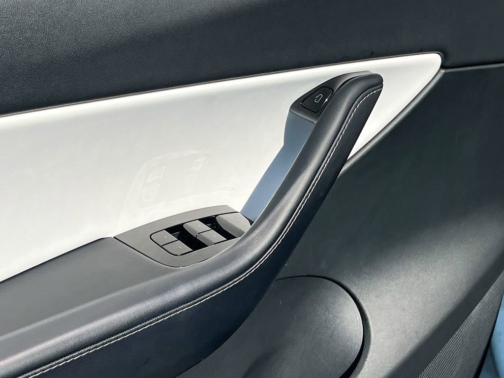 Used 2020 Tesla Model Y Long Range image 17