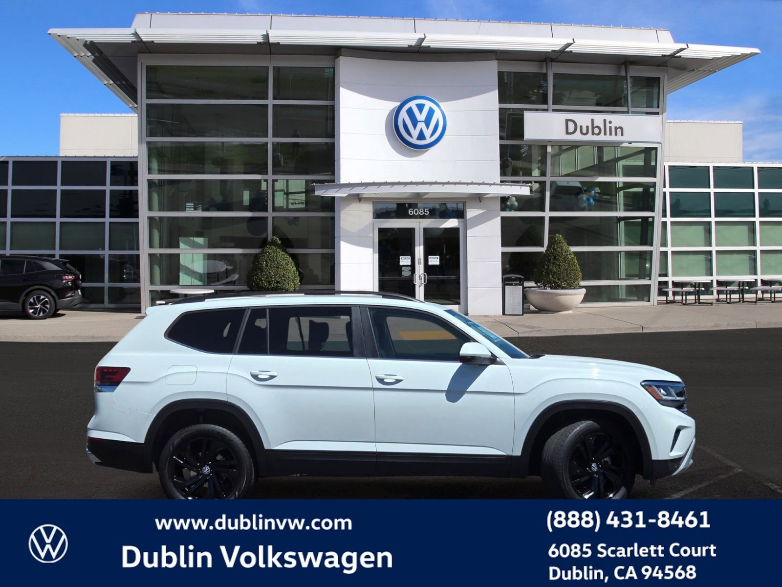 Used 2023 Volkswagen Atlas SE w/ Panoramic Sunroof Package FWD image 3