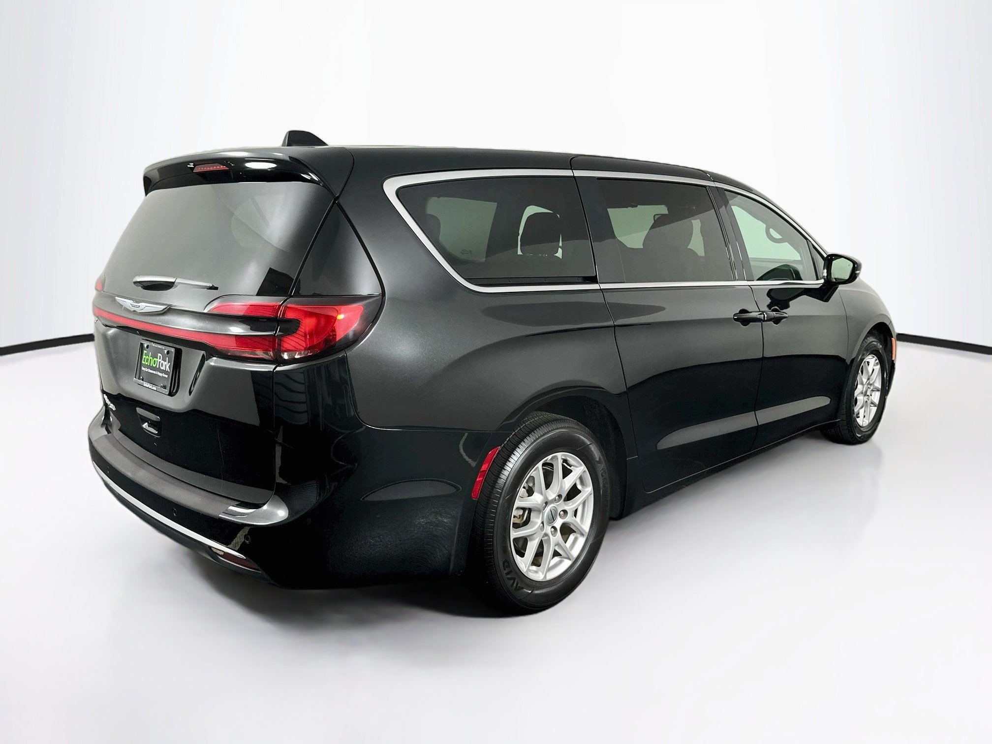 Used 2025 Chrysler Pacifica Select FWD image 9