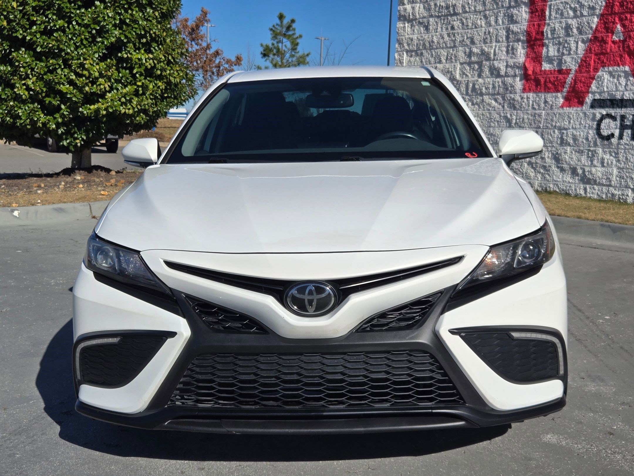 Used 2023 Toyota Camry SE image 2