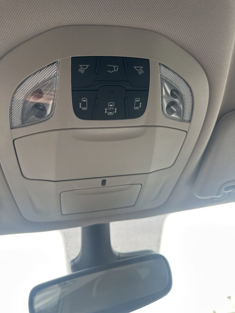 Used 2024 Chrysler Pacifica Touring-L image 27