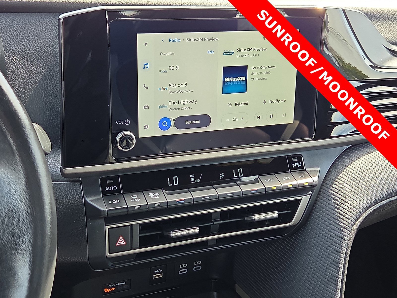 Used 2025 Toyota Camry SE w/ Convenience Package image 16