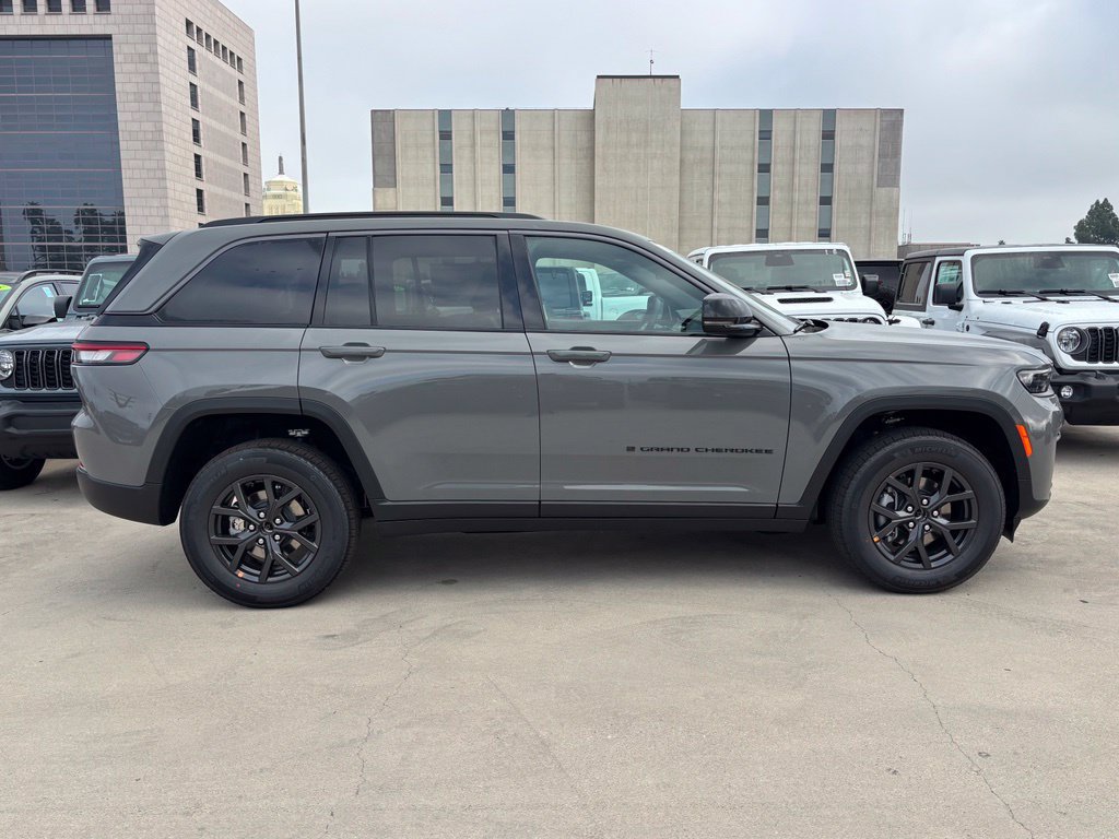 New 2027 Jeep Grand Cherokee 4WD image 2