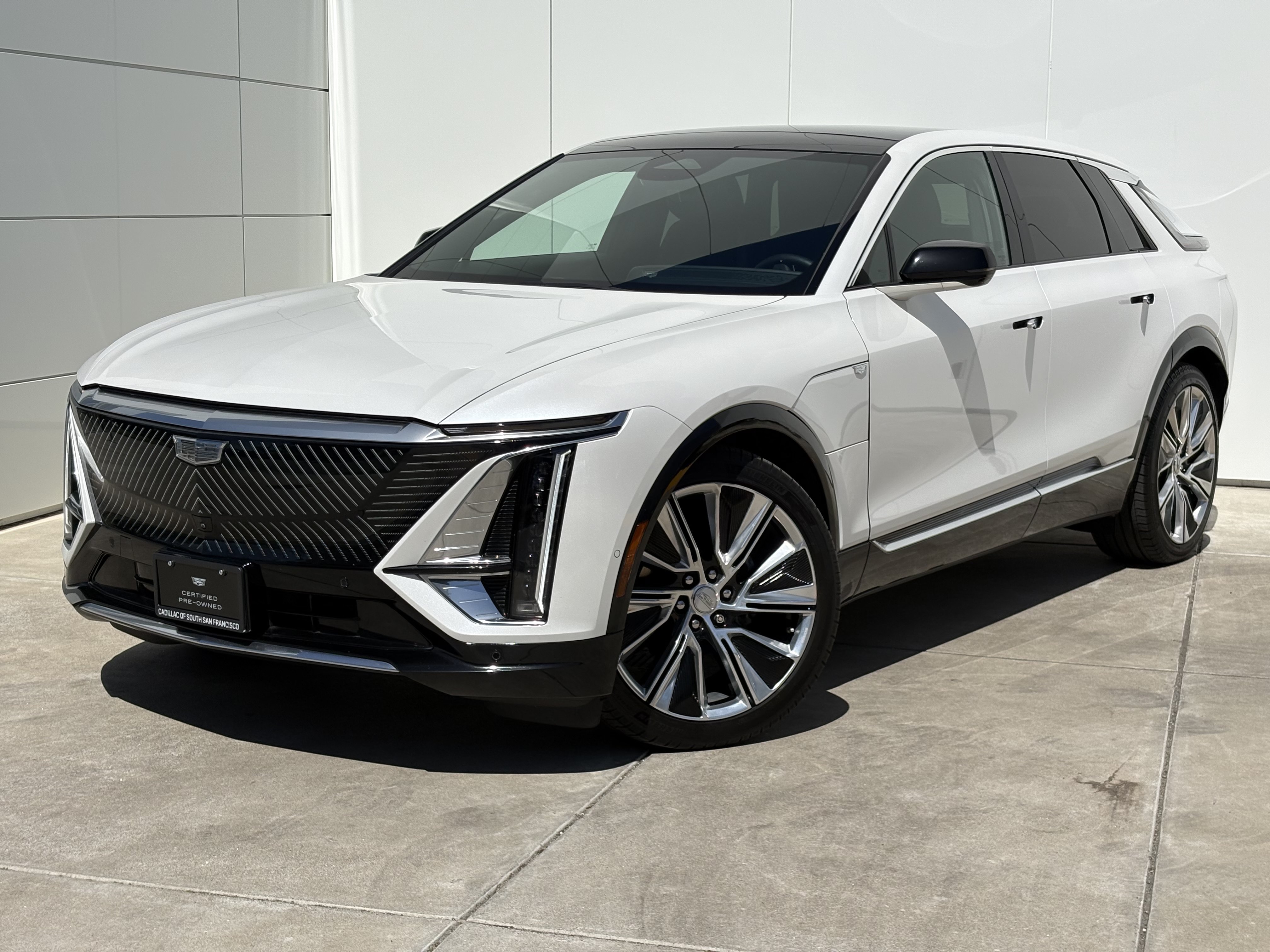 Certified 2024 Cadillac Lyriq Luxury AWD/4WD image 2