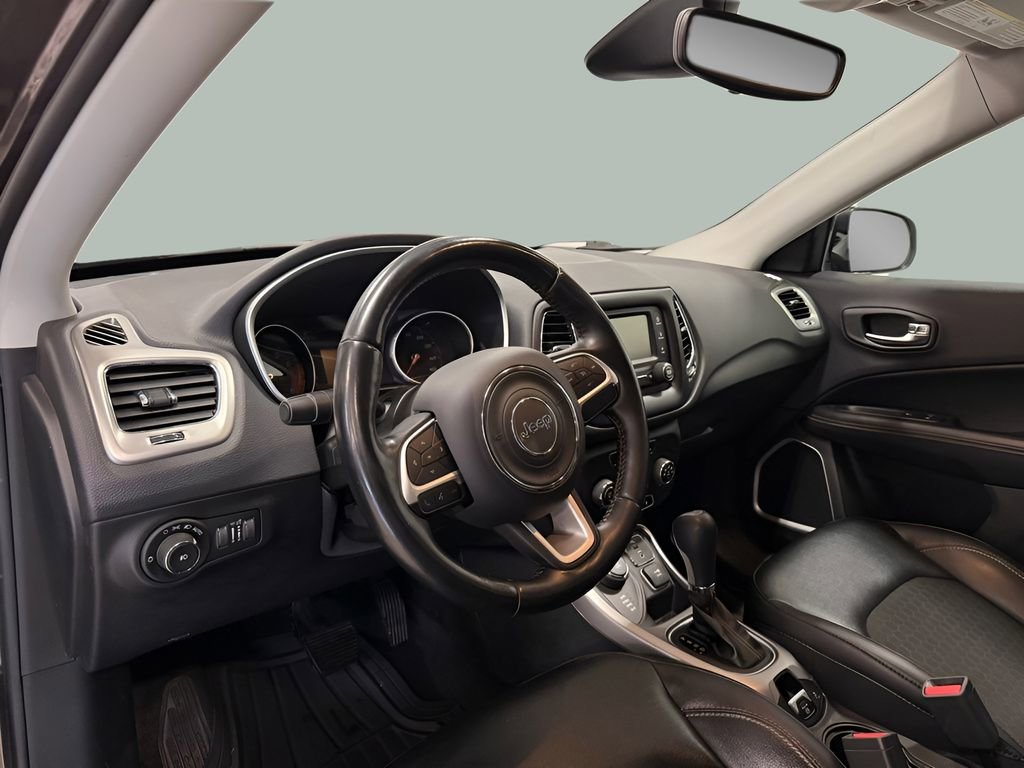 Used 2018 Jeep Compass Latitude w/ Safe & Security Group AWD/4WD image 30