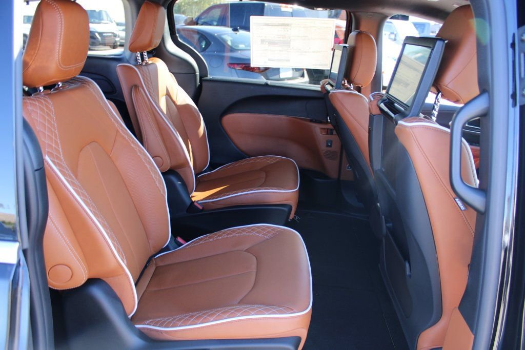 New 2026 Chrysler Pacifica Pinnacle image 32