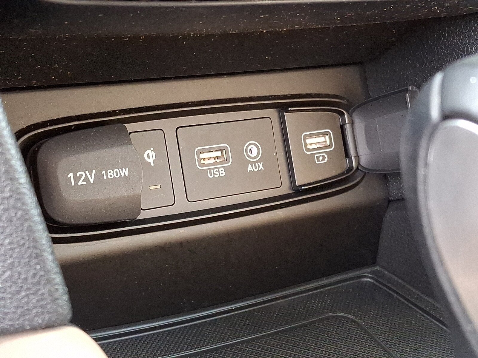 Used 2020 Hyundai Santa Fe SEL w/ Convenience + Premium Package FWD image 28