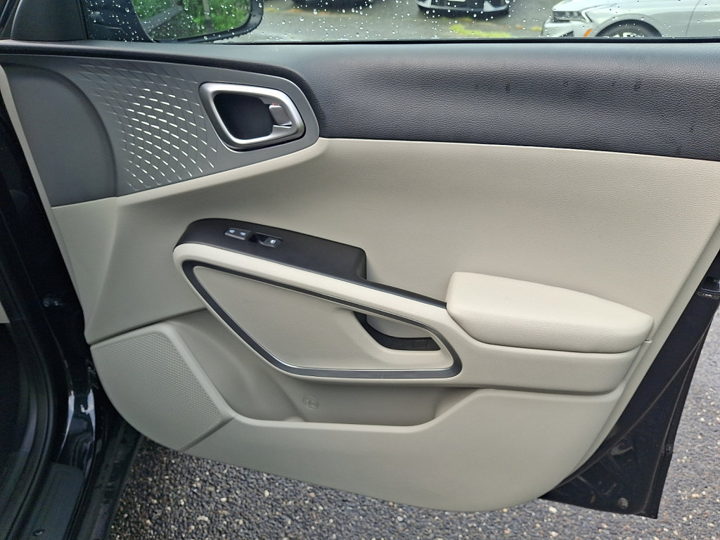 Used 2025 Kia Soul LX w/ LX Technology Package FWD image 12