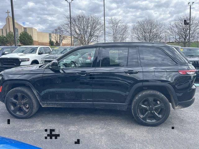 Used 2023 Jeep Grand Cherokee Limited w/ Luxury Tech Group II AWD/4WD image 2