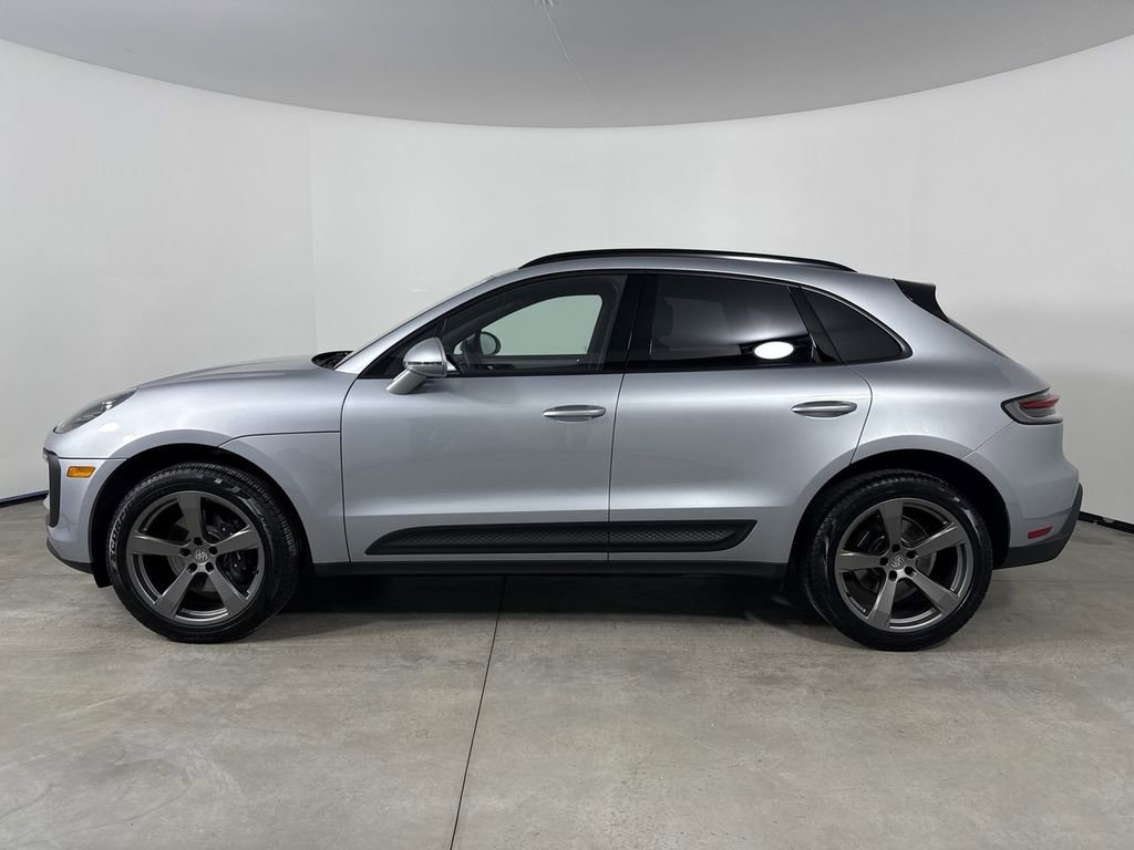 Certified 2025 Porsche Macan image 2