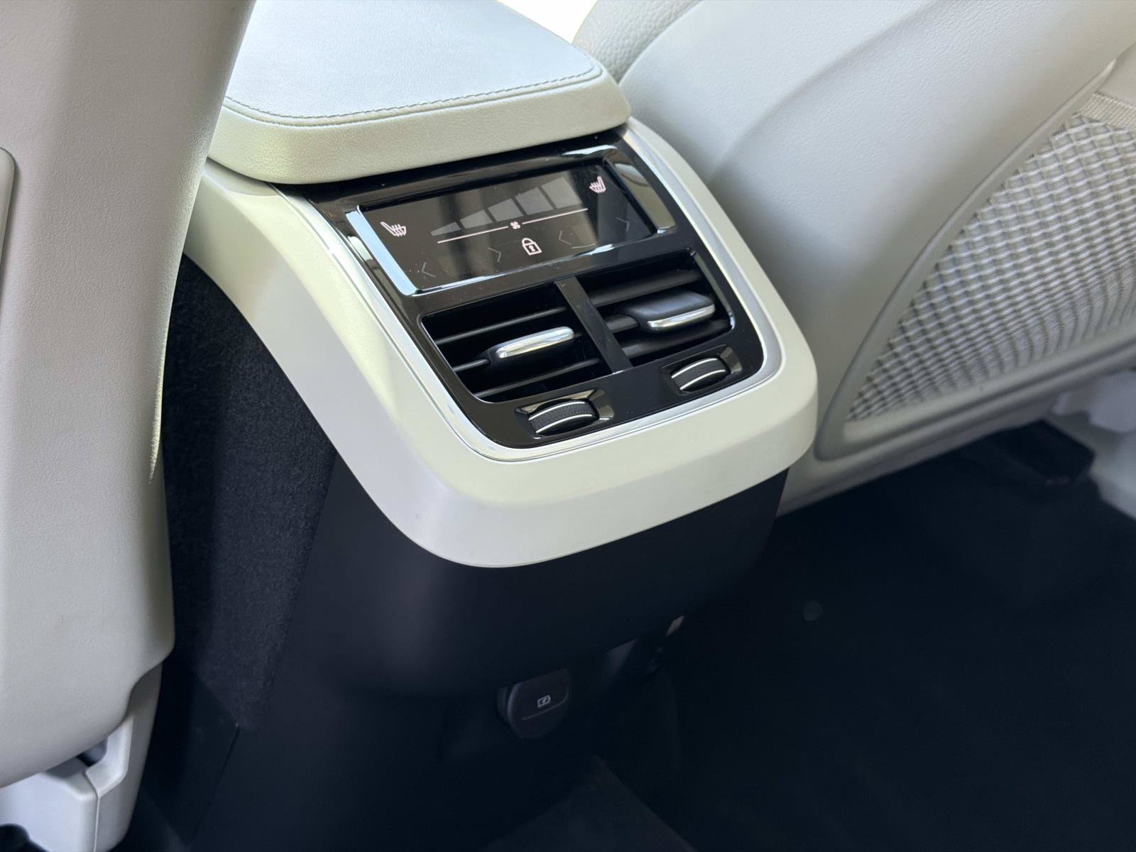 Certified 2023 Volvo XC90 B6 Plus AWD/4WD image 22
