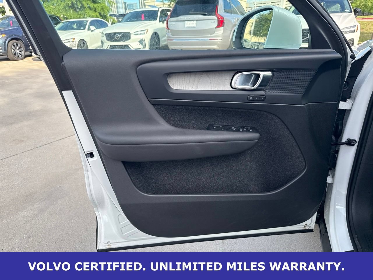 Certified 2025 Volvo XC40 B5 Plus AWD/4WD image 17