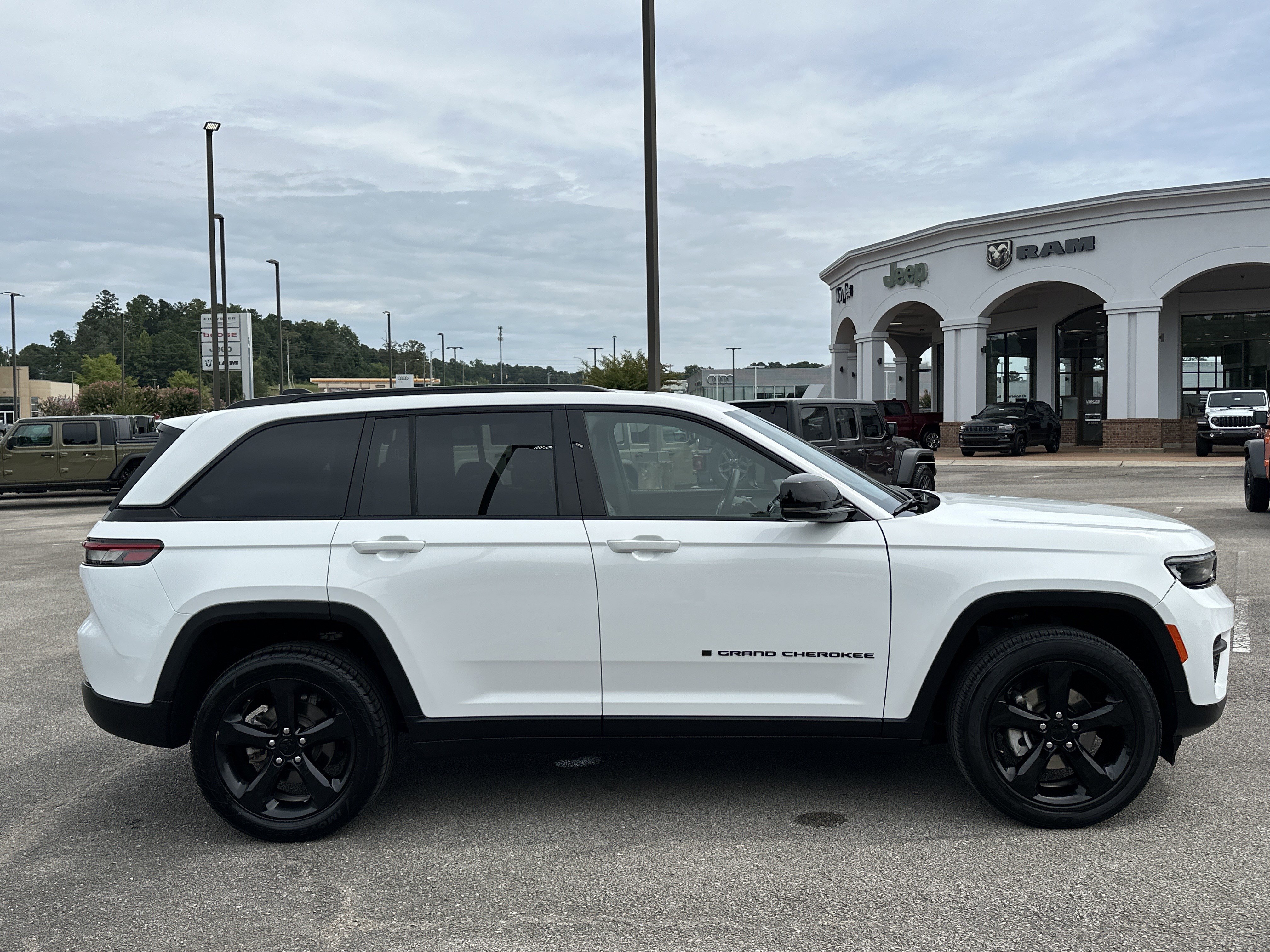 Used 2023 Jeep Grand Cherokee Altitude image 8