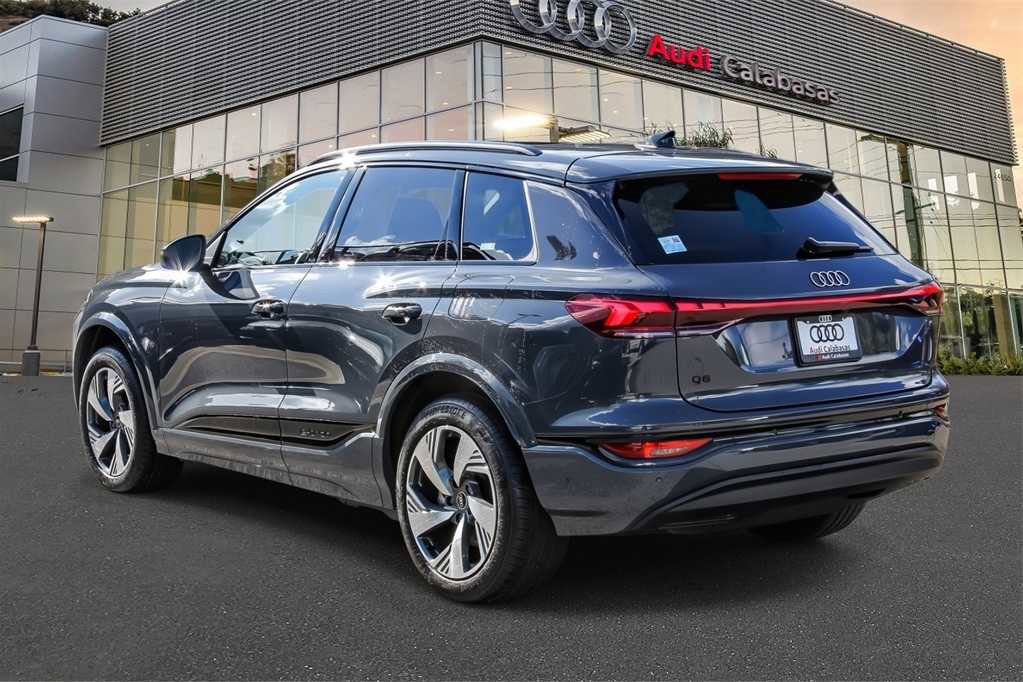 Used 2025 Audi Q6 e-tron Premium w/ Convenience Package image 2