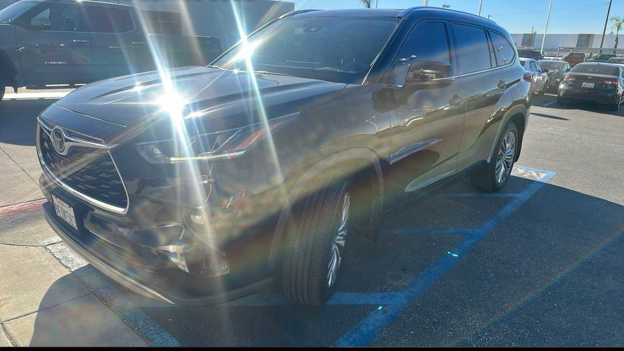 Used 2023 Toyota Highlander Platinum image 1