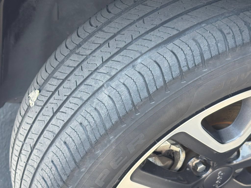 Used 2018 Jeep Renegade Latitude w/ UConnect 8.4 Nav Group FWD image 17