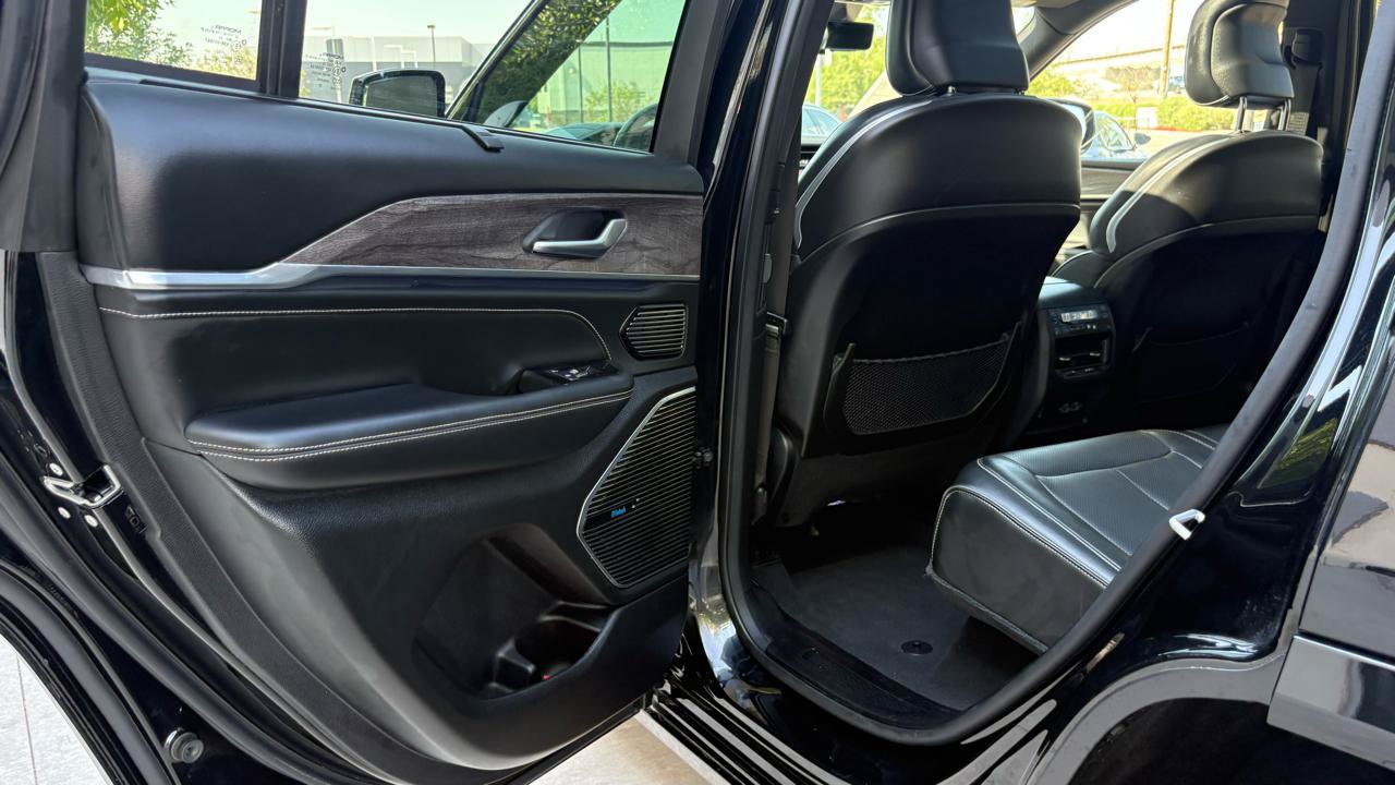 Used 2022 Jeep Grand Cherokee Overland w/ Advanced Protech Group III AWD/4WD image 31