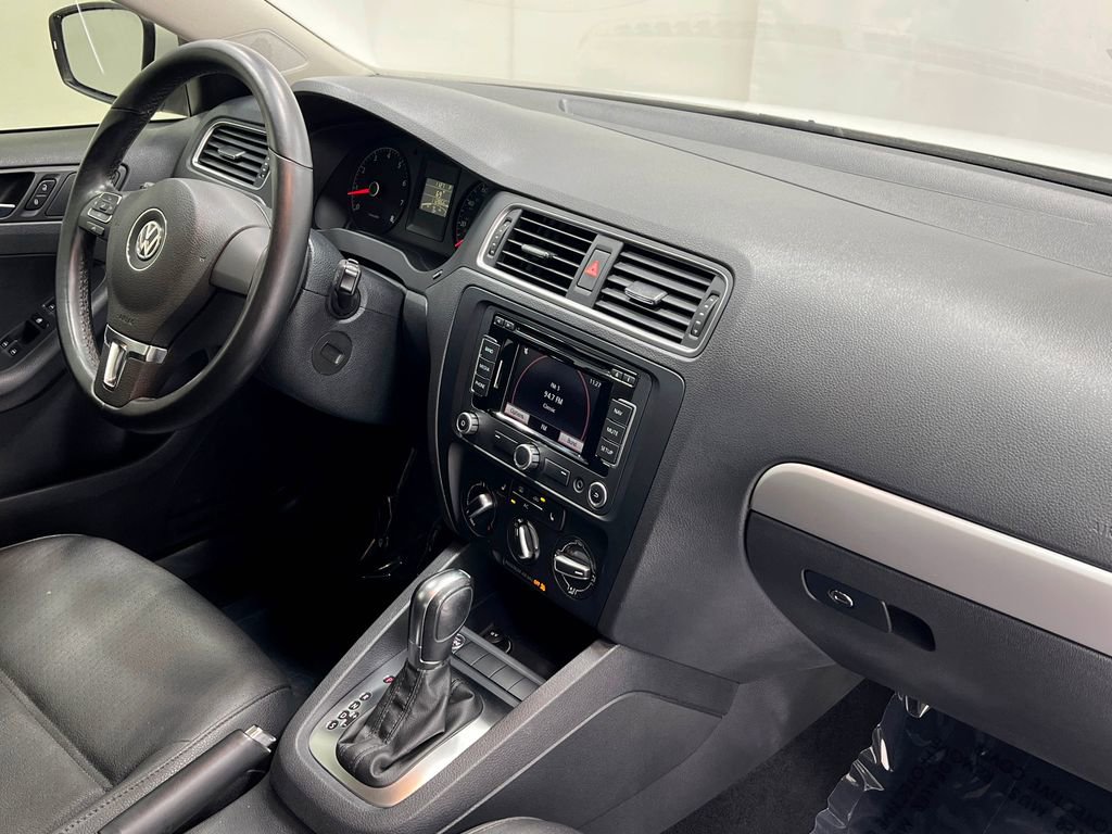 Used 2011 Volkswagen Jetta SEL image 19