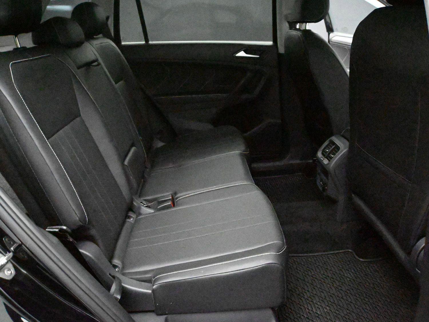 Used 2023 Volkswagen Tiguan SE w/ Panoramic Sunroof Package AWD/4WD image 17