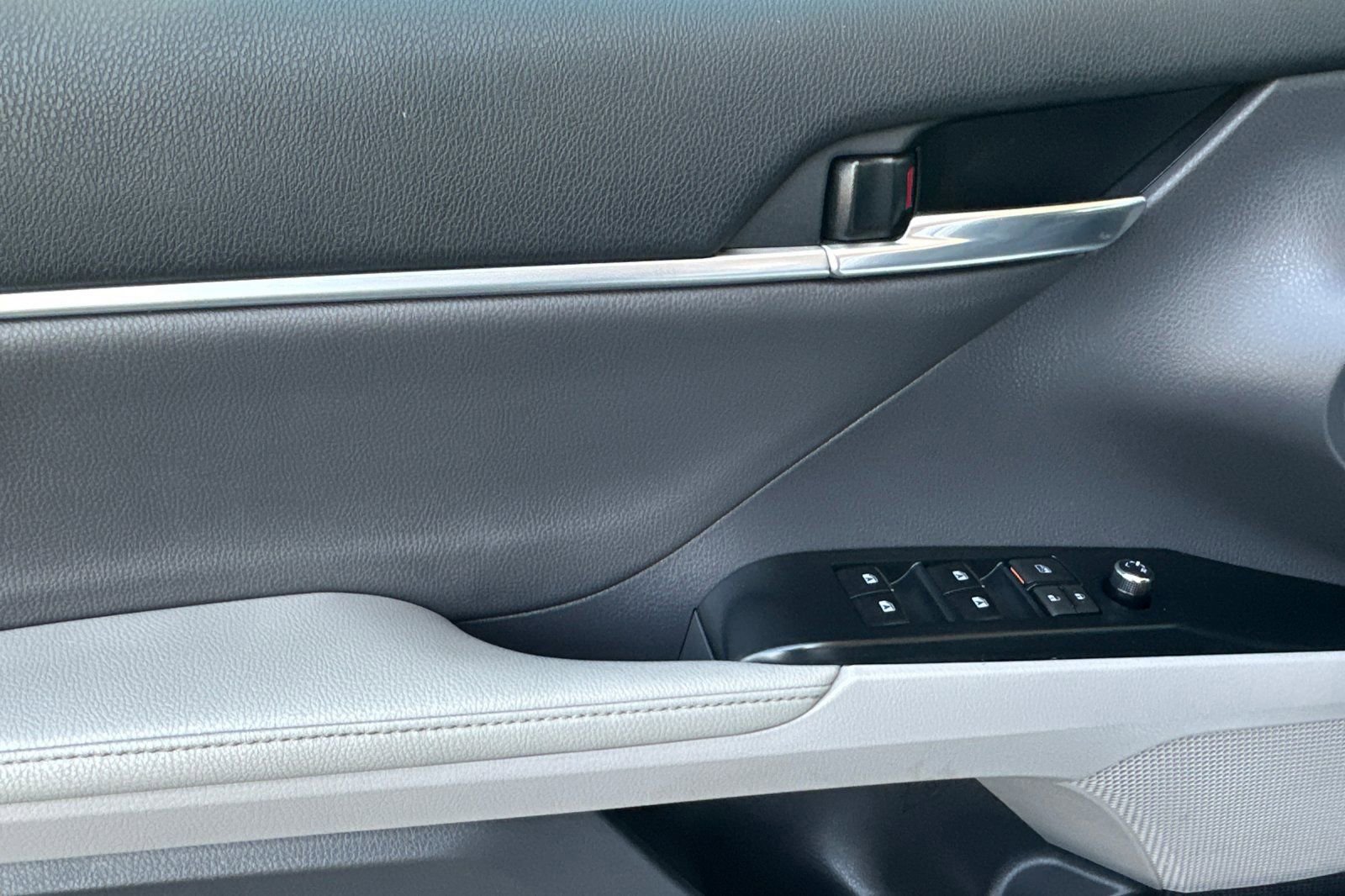 Used 2020 Toyota Camry XLE image 11