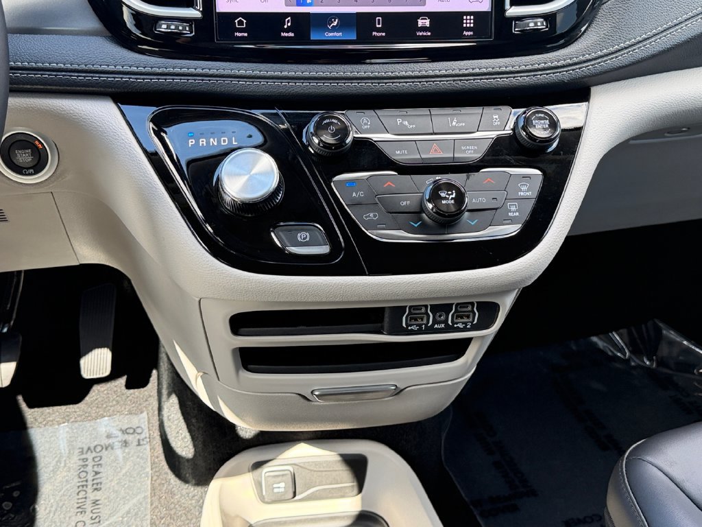 Used 2024 Chrysler Pacifica Touring-L FWD image 11