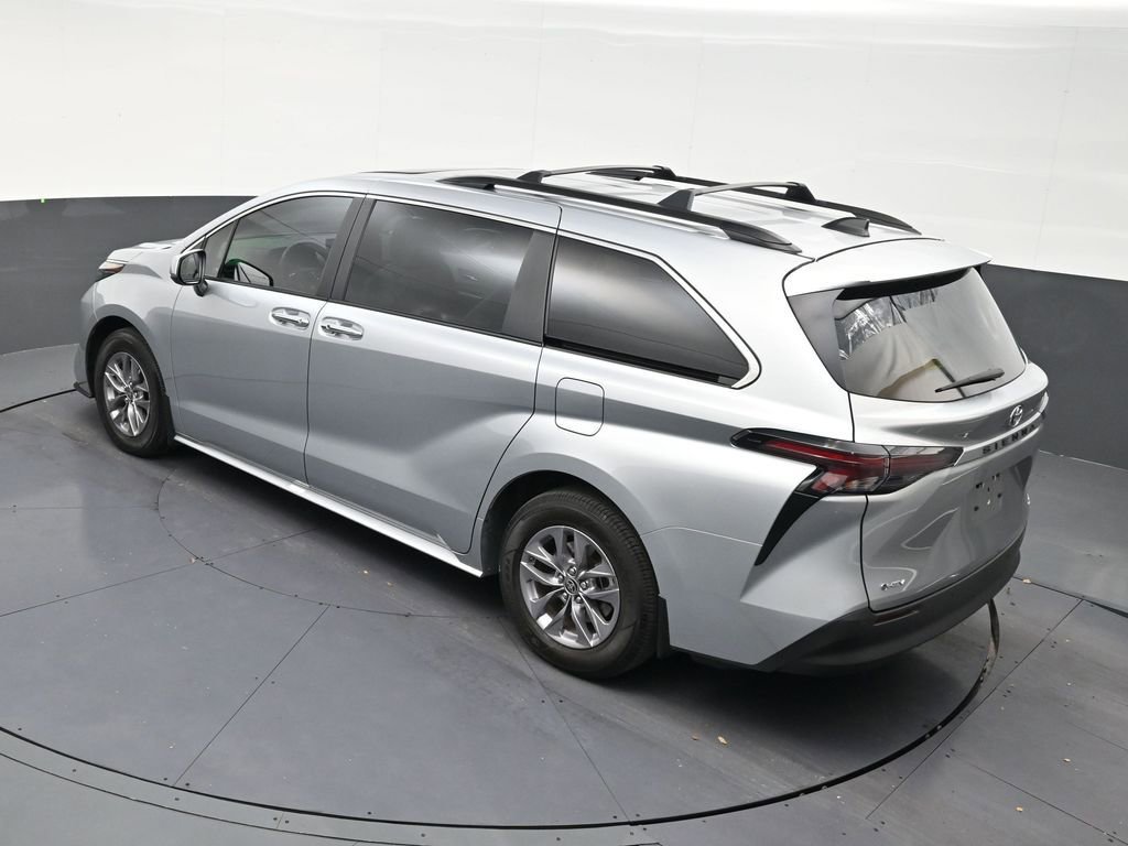 Used 2025 Toyota Sienna XLE image 14