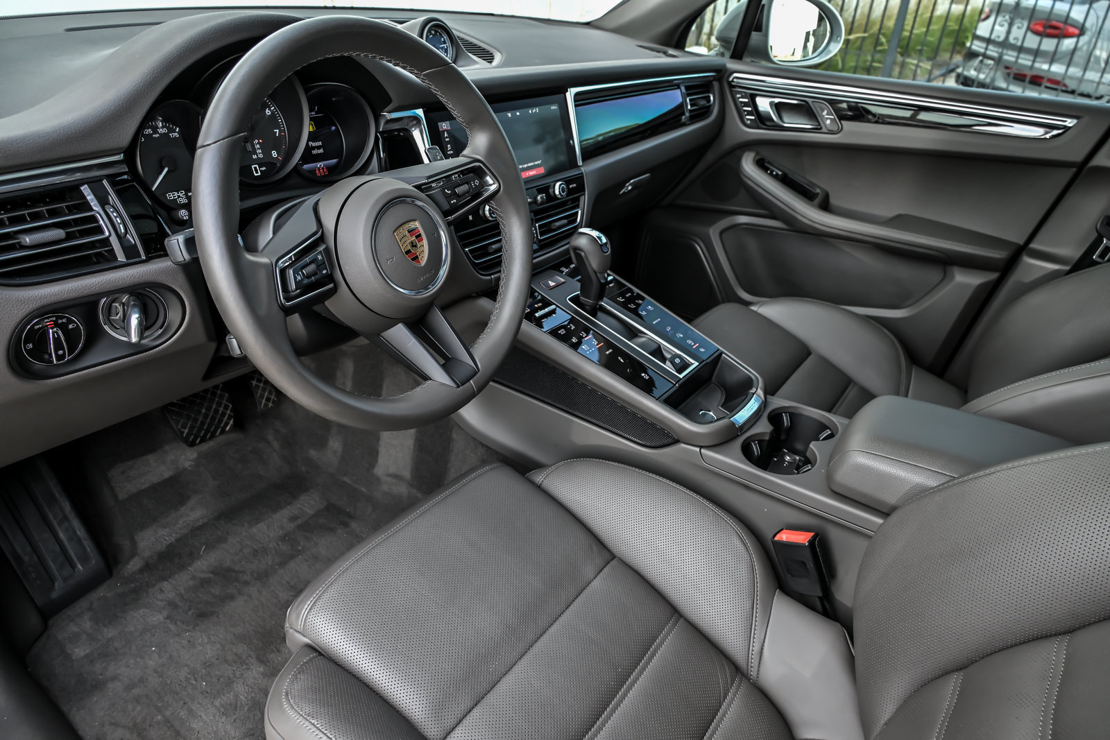 Used 2025 Porsche Macan w/ Premium Package Plus AWD/4WD image 19