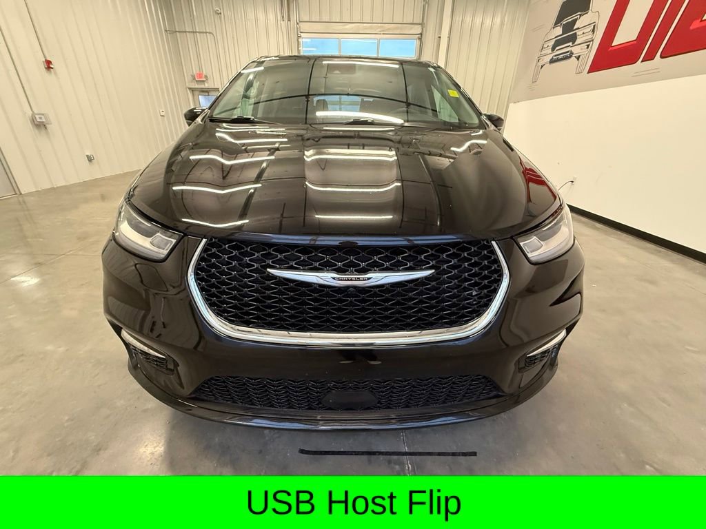 Used 2024 Chrysler Pacifica Touring-L image 10