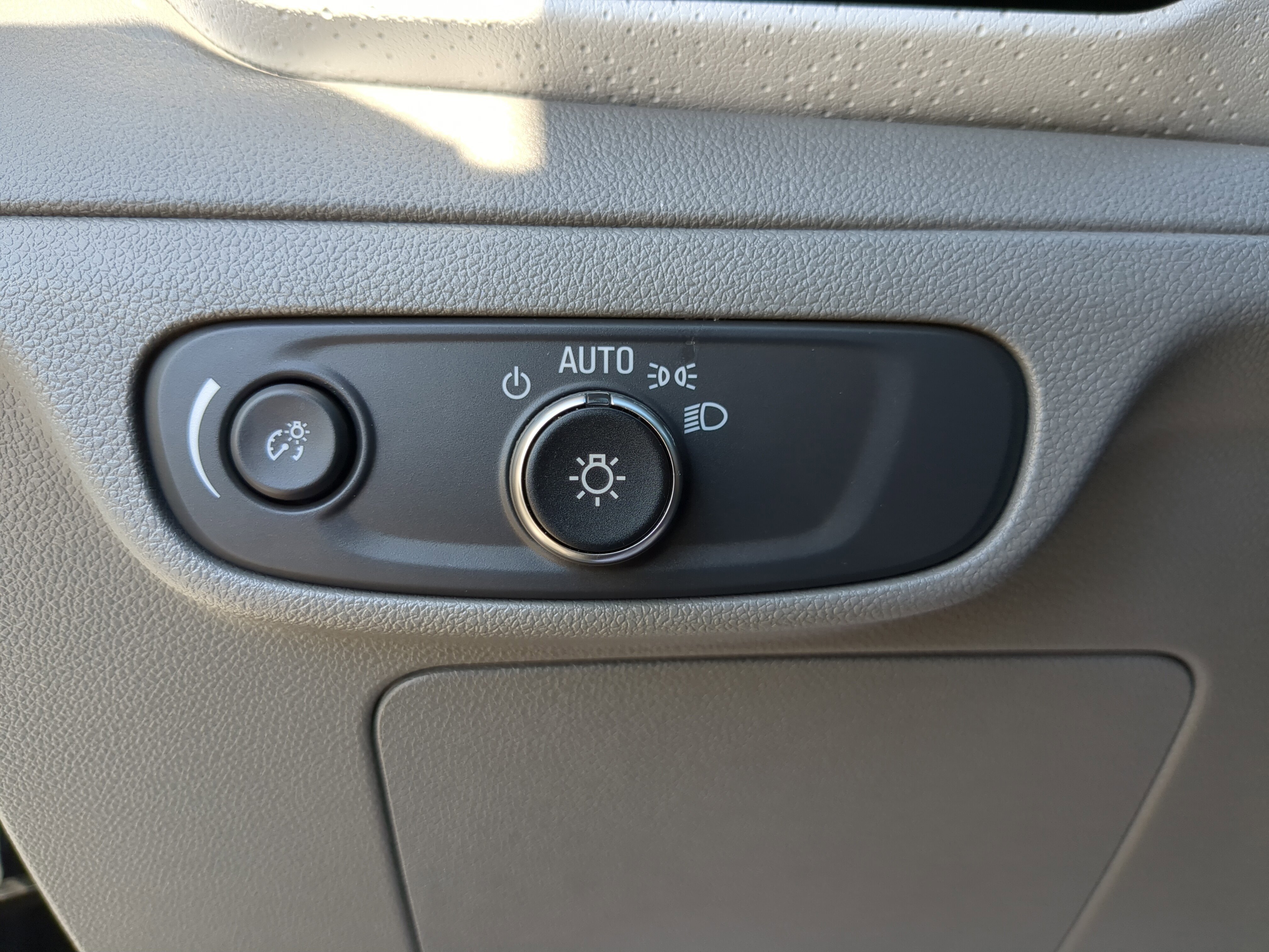 Certified 2022 Chevrolet Bolt EUV Premier w/ Sun & Sound Package image 28