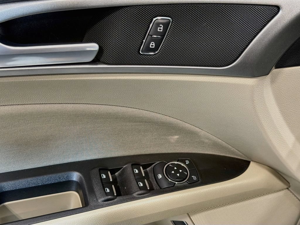Used 2020 Ford Fusion SE FWD image 18