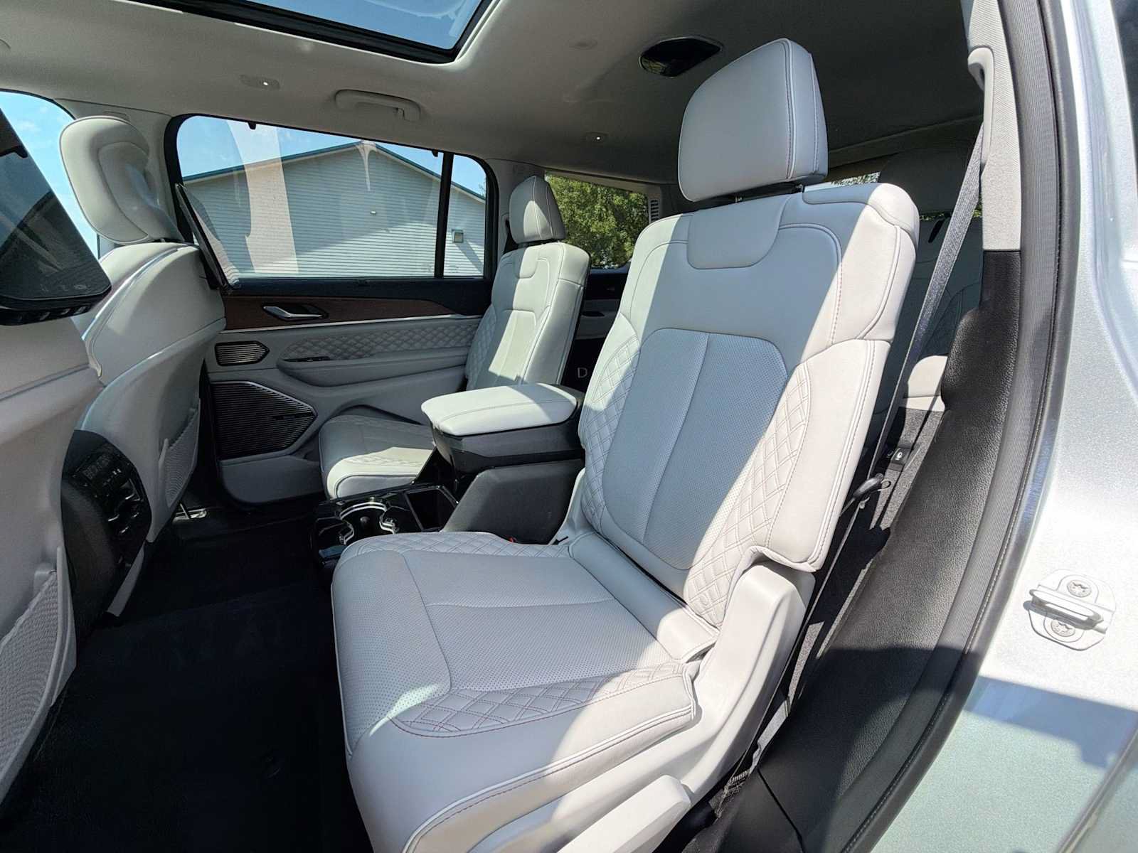 Used 2023 Jeep Grand Cherokee L Summit w/ Advanced Protech Group IV AWD/4WD image 17