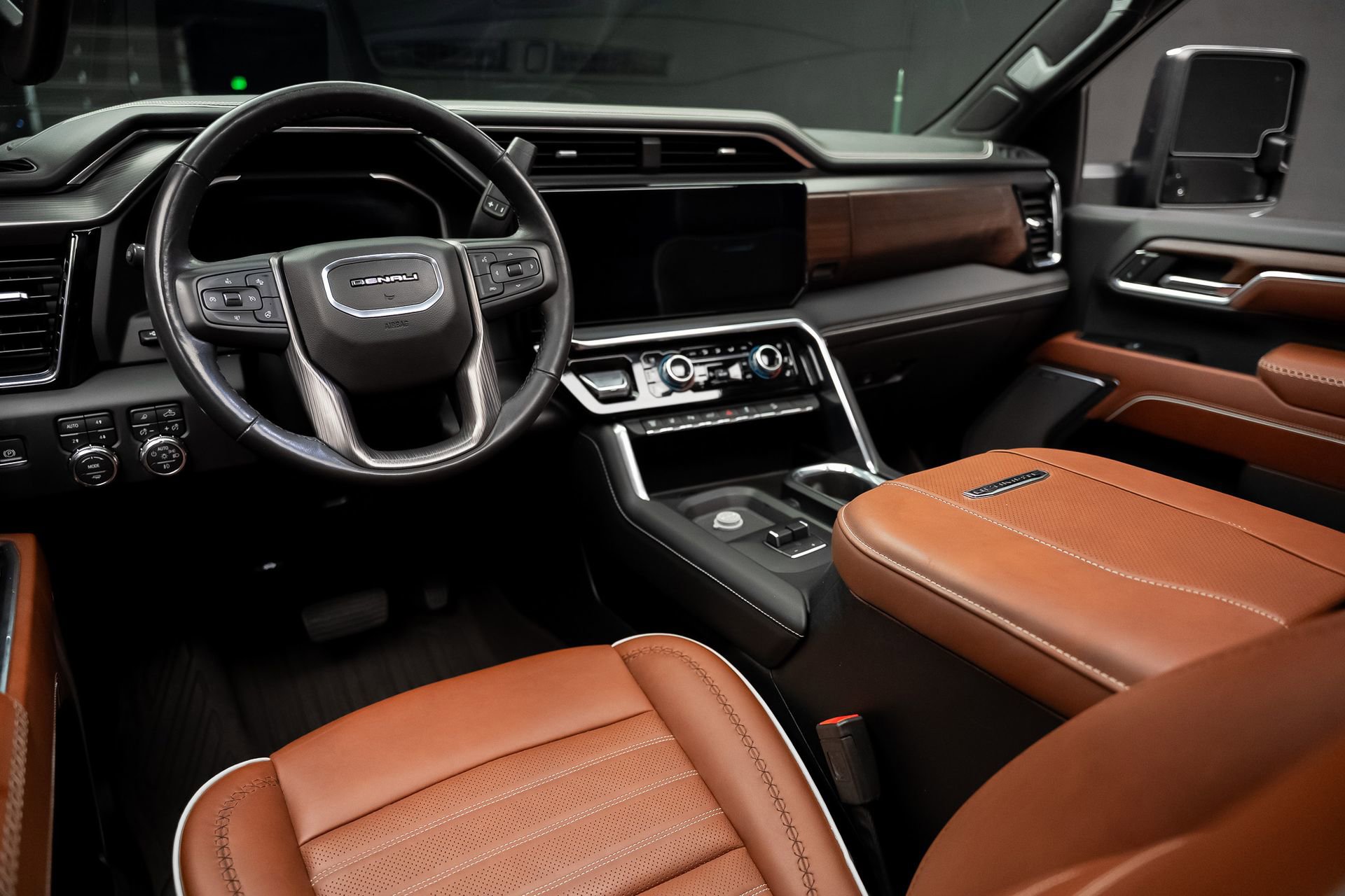 Used 2024 GMC Sierra 2500 Denali Ultimate image 2