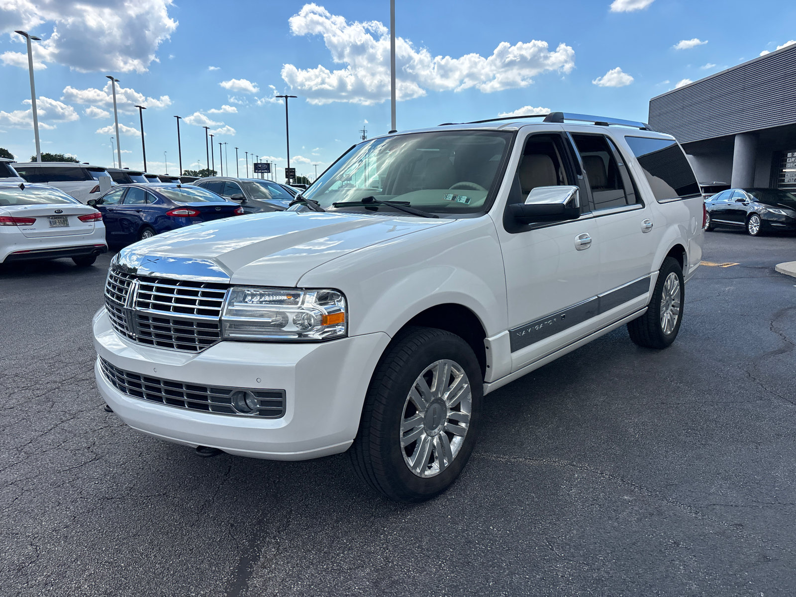 Used 2014 Lincoln Navigator L 4WD image 3