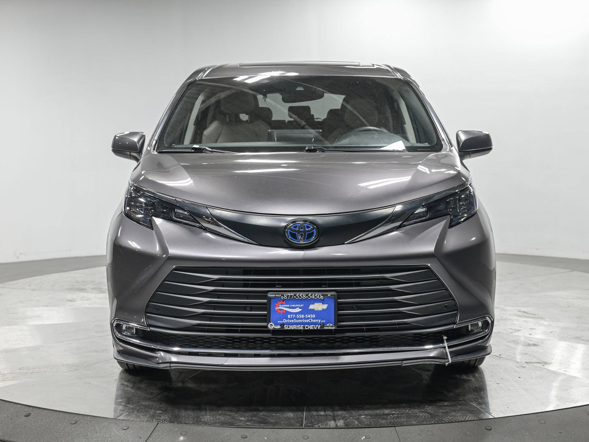 Used 2024 Toyota Sienna XLE FWD image 9