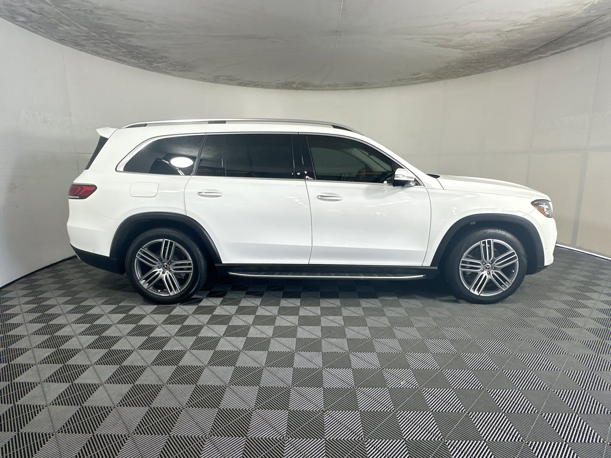 Used 2022 Mercedes-Benz GLS 450 4MATIC image 2