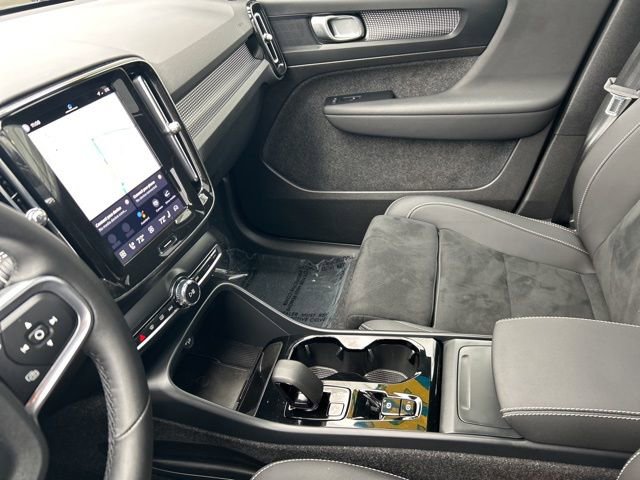 Certified 2025 Volvo XC40 B5 Plus image 19