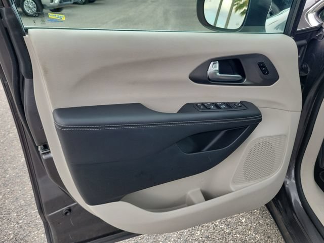 Used 2023 Chrysler Pacifica Touring-L FWD image 21
