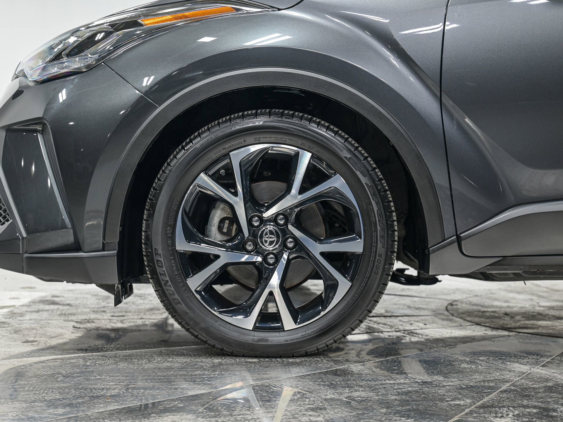 Used 2022 Toyota C-HR XLE image 3