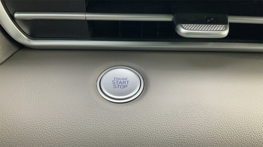 Certified 2025 Hyundai Elantra Sport image 25