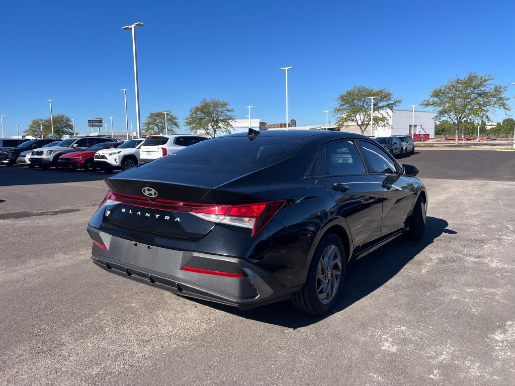 Used 2024 Hyundai Elantra SEL FWD image 3