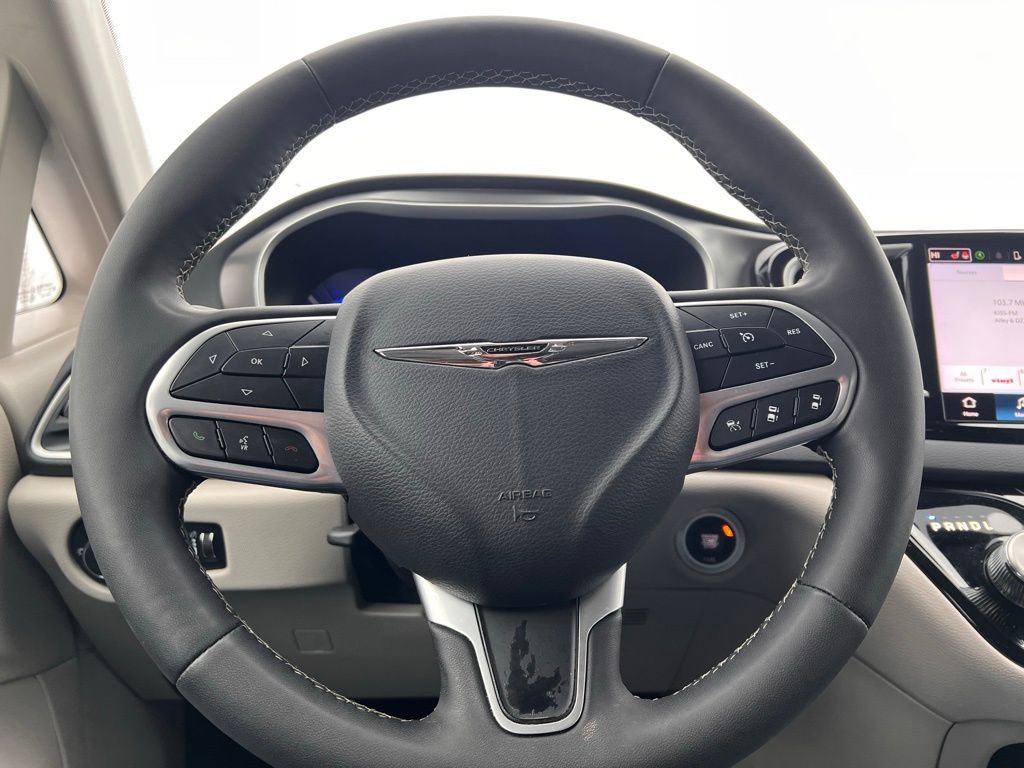 Used 2024 Chrysler Pacifica Touring-L image 23