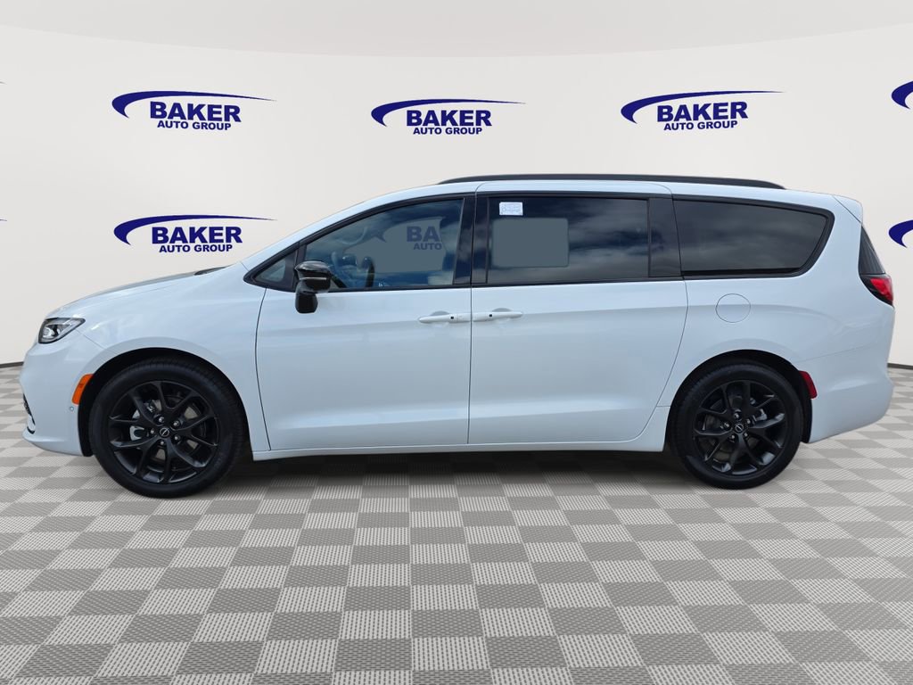 New 2026 Chrysler Pacifica Limited w/ Uconnect Theater Family Group image 6